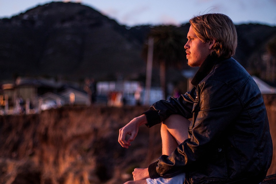 From the Nest to the Skies: The Life Cycle and Behaviors of Águilas
