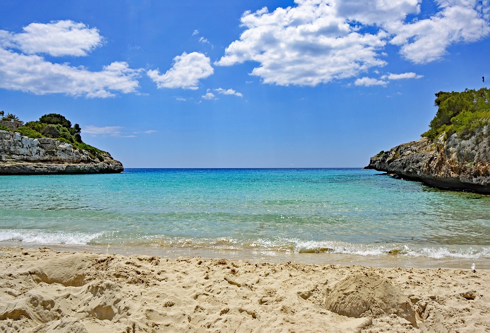 A Beach Lover's Paradise: The Allure of Los Alcázares