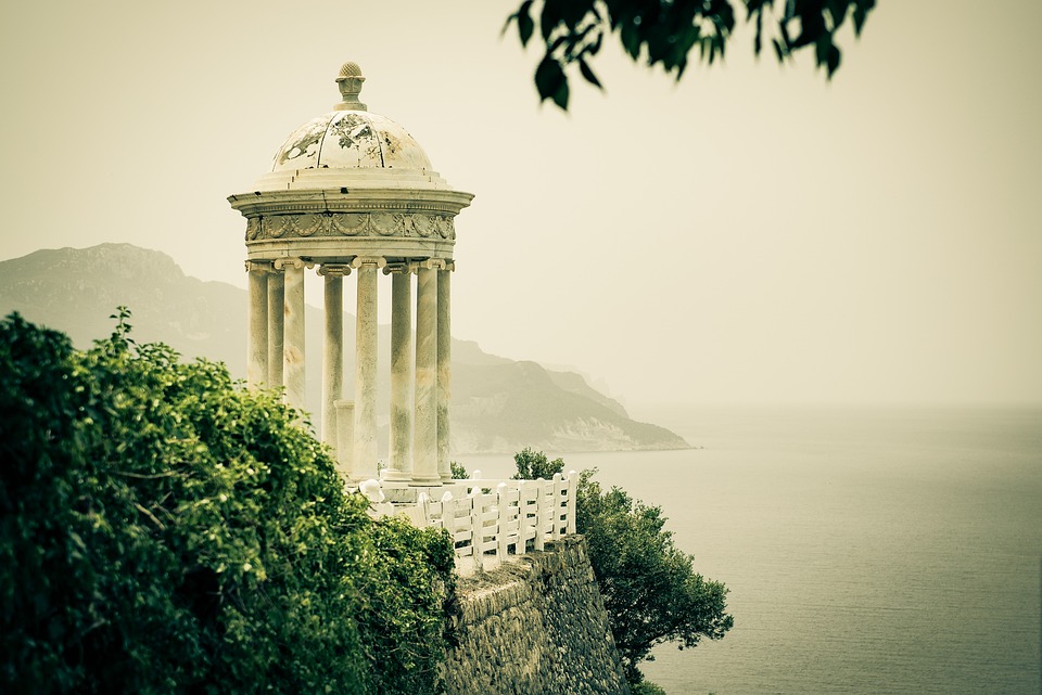 Calahonda: A Perfect Blend of Sun-soaked Beaches and Vibrant Culture