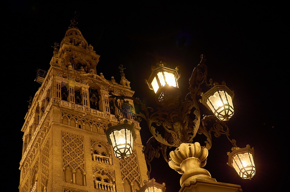 Fuengirola's Vibrant Nightlife: A Guide to the Best Bars and Clubs