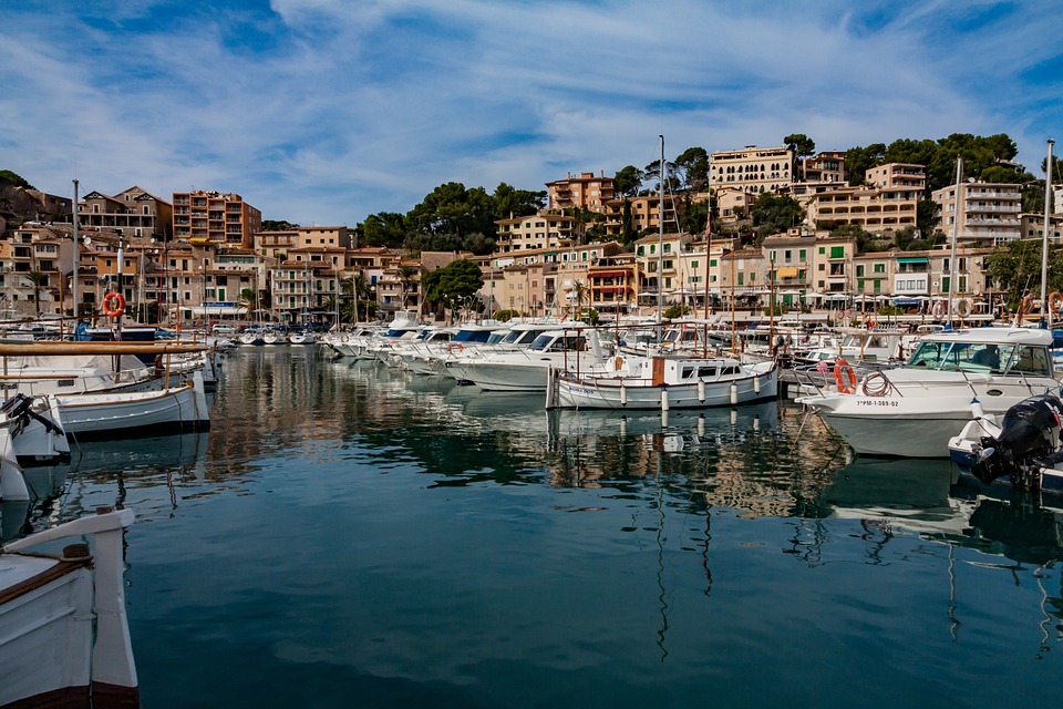 Exploring Peñíscola: Unraveling the Rich History and Vibrant Culture of this Spanish Town