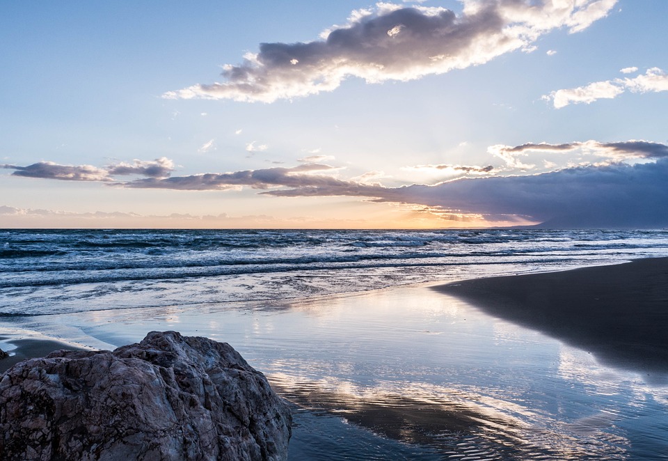 From El Bajondillo to La Carihuela: Exploring Torremolinos' Iconic Beaches